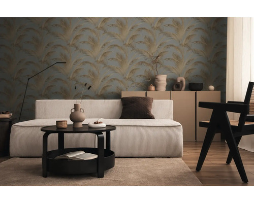 Wohnzimmer mit Sofa, Tisch, Stuhl und gemusterter Tapete