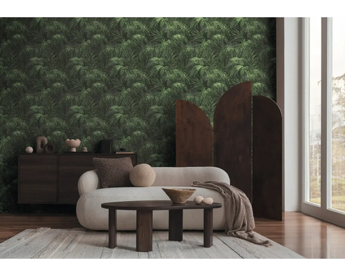 Salon avec canapé, table, commode et papier peint à motifs végétaux