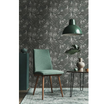 Scène d''intérieur avec papier peint à motif de paon, chaise, lampe et table d''appoint