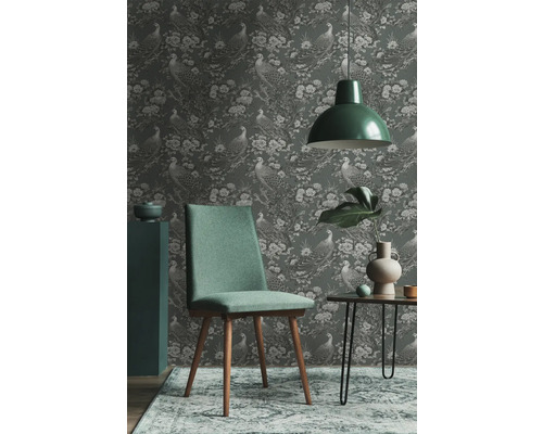 Scène d''intérieur avec papier peint à motif de paon, chaise, lampe et table d''appoint