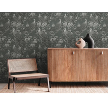 Scène d''ameublement avec commode, chaise et papier peint à motif de paon