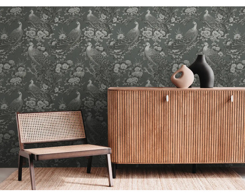 Scène d''ameublement avec commode, chaise et papier peint à motif de paon