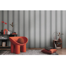 Intérieur décoratif avec papier peint rayé, fauteuil et accessoires pour la maison