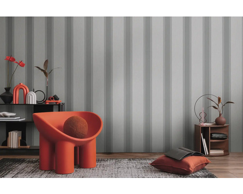 Intérieur décoratif avec papier peint rayé, fauteuil et accessoires pour la maison