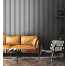 Salon avec canapé couleur moutarde, fauteuil et lambris