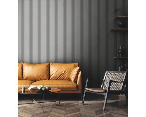 Salon avec canapé couleur moutarde, fauteuil et lambris