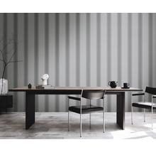 Salle à manger avec table à manger, chaises et papier peint rayé