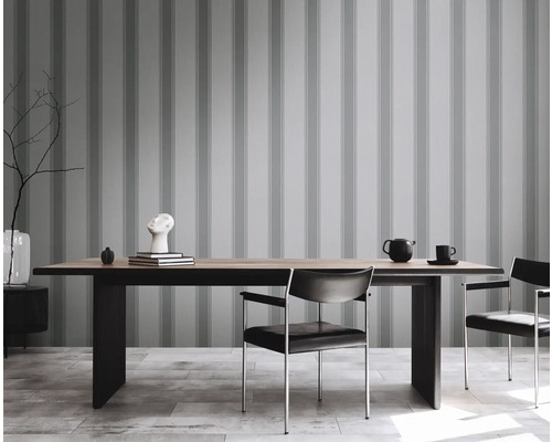 Salle à manger avec table à manger, chaises et papier peint rayé