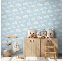 Kinderzimmer mit Wolken- und Regenbogen Tapete, Holzschrank und Dekoration