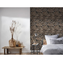 Chambre décorative avec lit, table, lampe, vase et papier peint en briques