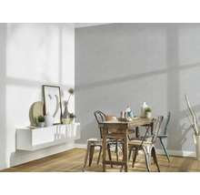 Helles Esszimmer mit Holztisch, Stühlen und Sideboard