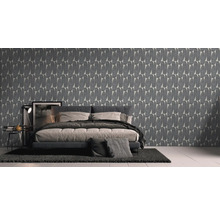 Schlafzimmer mit Bett und grauer Tapete mit abstraktem Muster