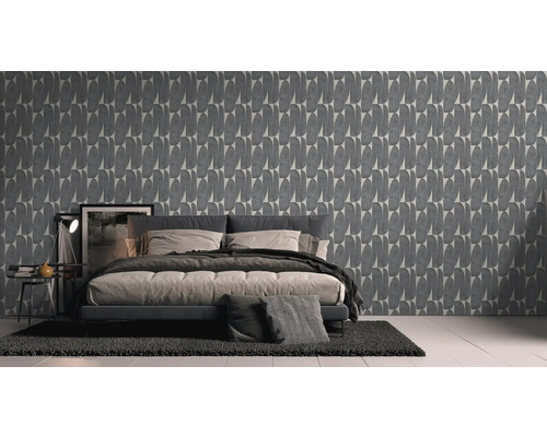 Schlafzimmer mit Bett und grauer Tapete mit abstraktem Muster