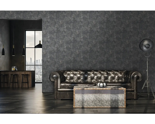 Wohnzimmer mit Ledersofa, Couchtisch und Stehlampe vor einer strukturierten Wand