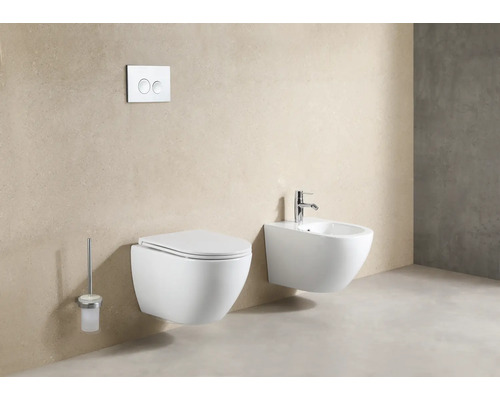 Modernes Badezimmer mit wandhängendem WC, Bidet und Spülkastenbetätigung