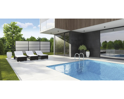 Aussenbereich mit Pool, Liegestühlen und Sichtschutzwand