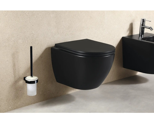 WC suspendu et garniture de WC dans la salle de bains.