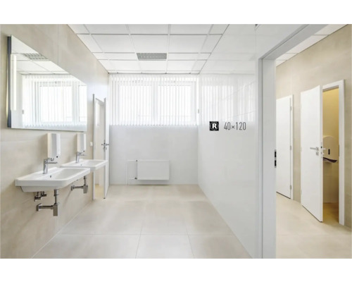 Salle de bain lumineuse avec miroir, lavabos et carrelage blanc