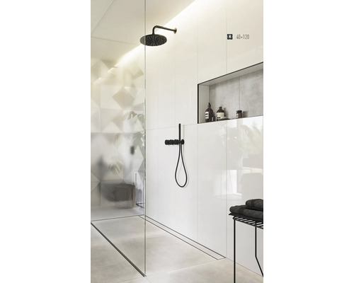 Salle de bains avec douche, carrelage mural blanc, étagère intégrée et ensemble de douche noir