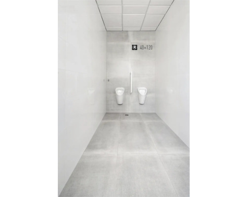 Salle de bain moderne avec carrelage blanc et deux urinoirs