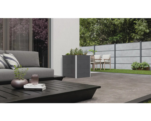 Terrasse avec jardinière, mobilier de salon et clôture d''intimité