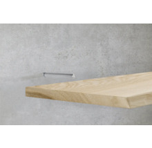 Holzregal mit Regalträger an einer Wand