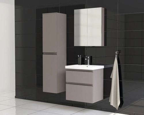 Salle de bains avec lavabo, armoire de toilette et armoire haute sur fond de carrelage foncé.