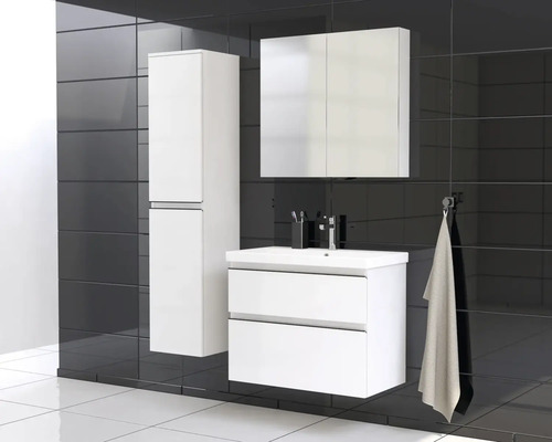 Badezimmer mit weißem Waschtisch, Spiegelschrank und Hochschrank vor schwarzer Fliesenwand