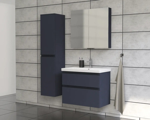 Badezimmer mit Waschbeckenunterschrank, Spiegelschrank und Hochschrank