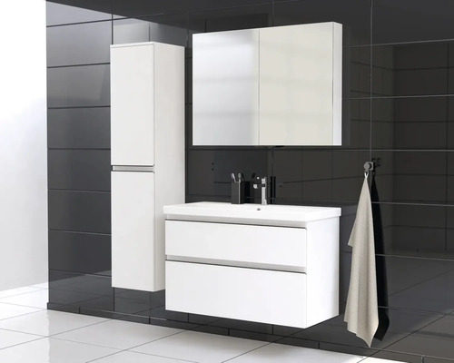 Ensemble de salle de bains moderne avec meuble sous-lavabo, armoire de toilette et armoire haute sur fond de carreaux noirs