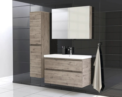 Salle de bain avec meuble sous-vasque, armoire de toilette et armoire haute