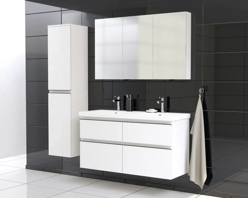 Badezimmer mit weissem Waschtischunterschrank, Spiegelschrank und Hochschrank vor schwarzem Fliesenhintergrund