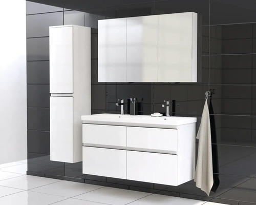 Badezimmer mit Waschtisch, Spiegelschrank und Hochschrank.