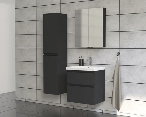 Badezimmer mit Waschbeckenunterschrank, Spiegelschrank und Hochschrank