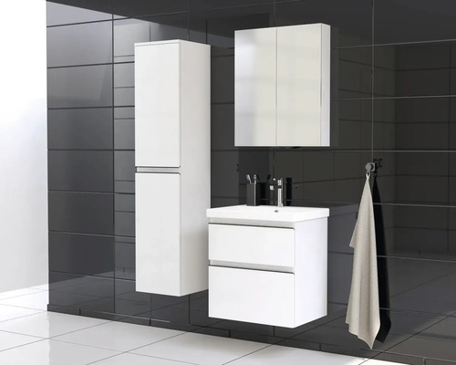Modernes Badezimmer-Set mit Waschbeckenunterschrank, Spiegelschrank und Hochschrank vor dunklem Fliesenhintergrund