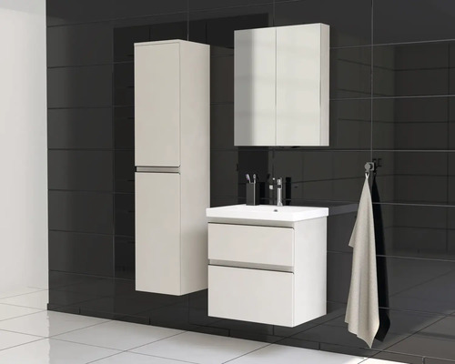 Badezimmer mit Waschtischunterschrank, Spiegelschrank und Hochschrank