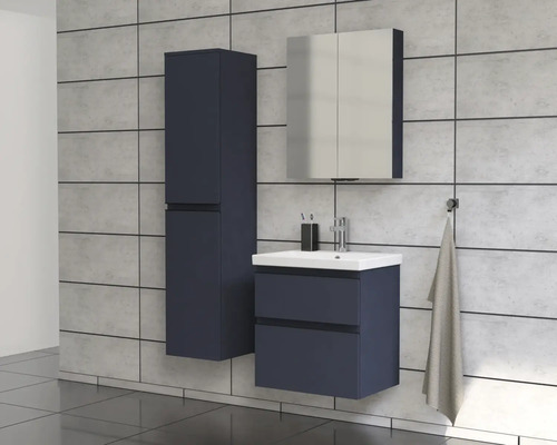 Badezimmeransicht mit Waschtisch, Spiegelschrank und Hochschrank vor Fliesenwand