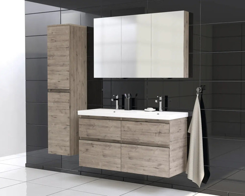 Badezimmer mit Waschtischunterschrank, Spiegelschrank und Hochschrank in Holzoptik