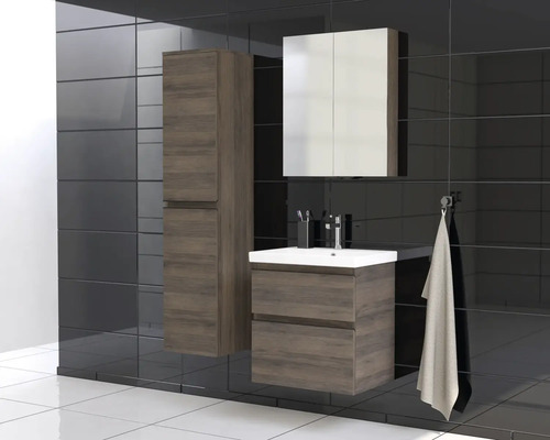 Salle de bains avec lavabo, armoire de toilette et armoire haute aspect bois sur fond de carrelage foncé