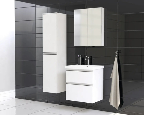 Badezimmer mit Hochschrank, Waschtischunterschrank, Spiegelschrank und Handtuch