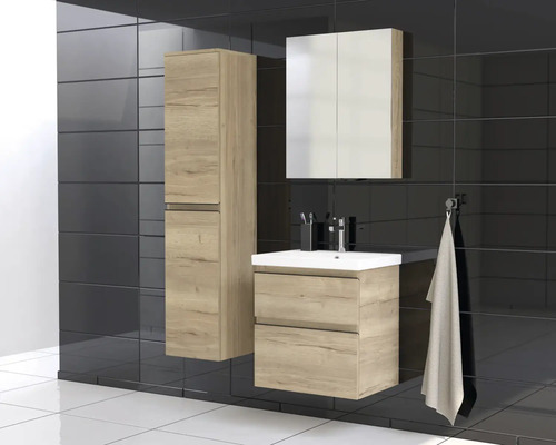 Badezimmer Set mit Waschtisch, Spiegelschrank und Hochschrank in Holzoptik vor dunklem Hintergrund