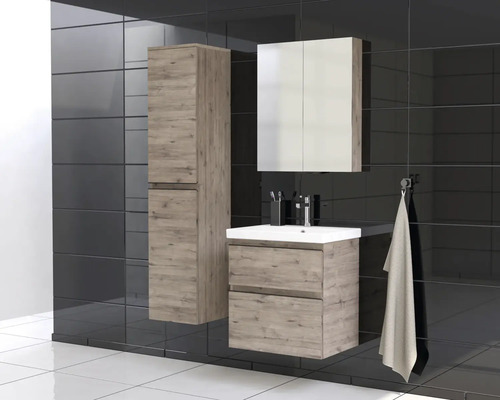 Badezimmer mit Waschtisch, Spiegelschrank und Hochschrank in Holzoptik