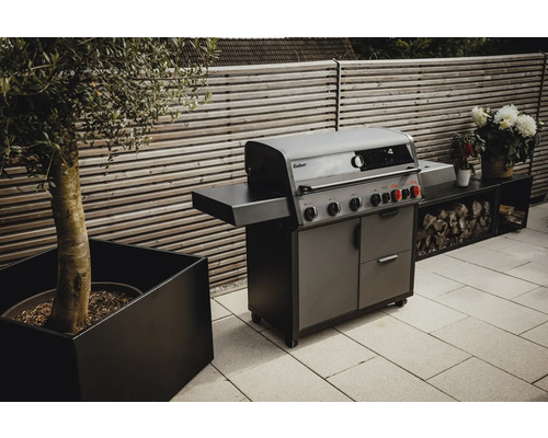 Barbecue à gaz avec étagère latérale, meuble bas et étagère de rangement en bois sur une terrasse