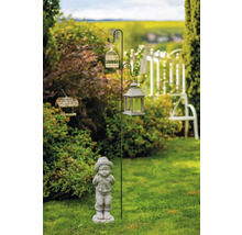 Gartenszene mit Dekosäule, Vogelkäfig, Laterne und Jungenfigur