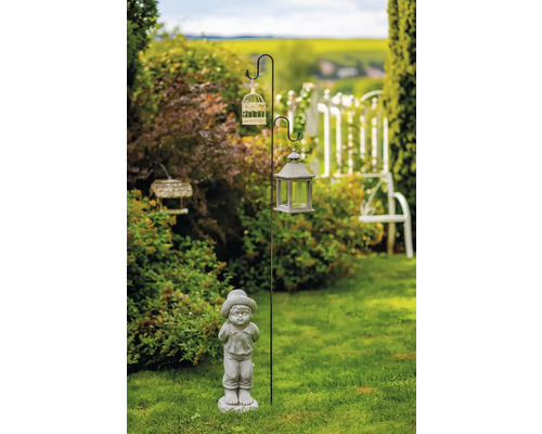 Gartenszene mit Dekosäule, Vogelkäfig, Laterne und Jungenfigur