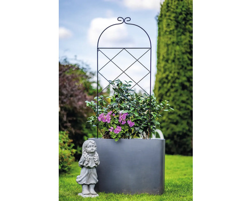 Blumenkasten mit Rankhilfe und Mädchenfigur im Garten