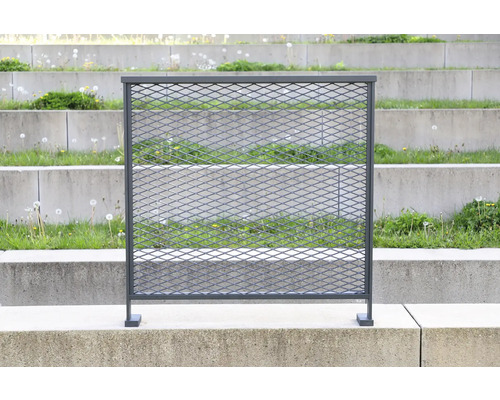 Metallzaun vor einer Treppe