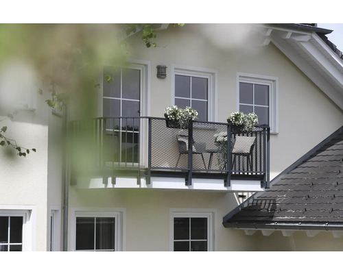 Aussenansicht eines Hauses mit Balkon, Balkonmöbeln und Blumenkästen