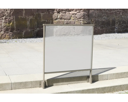 Freistehende Schutzwand aus Glas für den Aussenbereich.