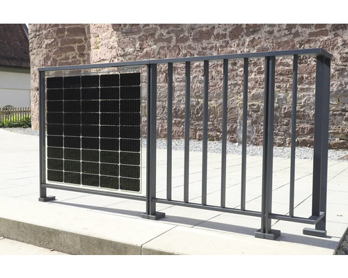 Metallzaun mit integriertem Solarpanel